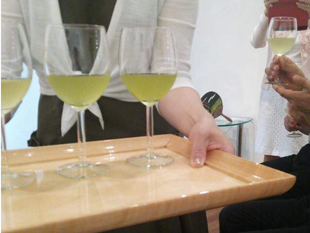 葡萄の緑茶　ワイングラスイメージ