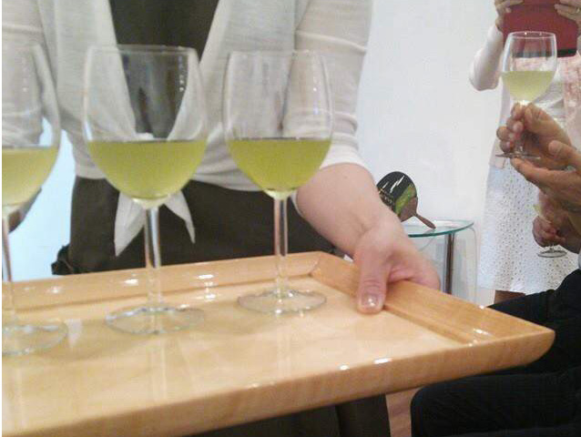 葡萄の緑茶 ワイングラスイメージ