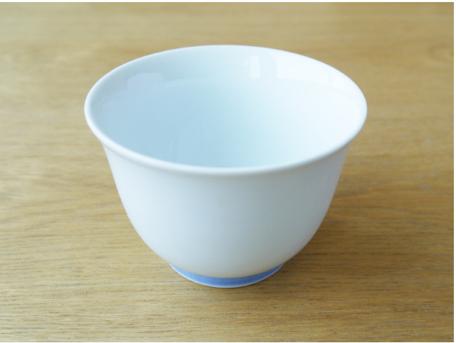 在庫限り・特価!【煎茶碗 湯呑み 白磁 高台ブルー 有田焼】 直径