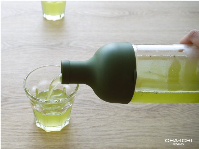 フィルターインボトル注ぐ