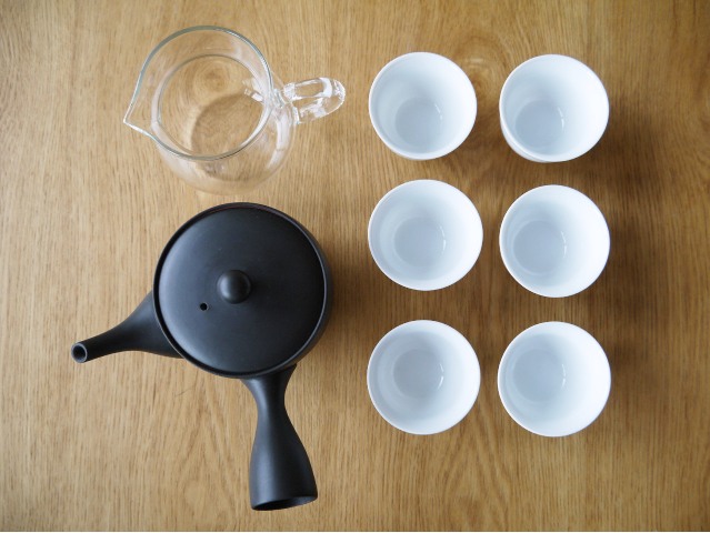 数量限定！【カゴ入り茶器セット】 常滑焼急須、白磁ゆのみ